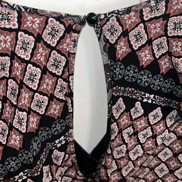 🦋Floral and Black Long Sleeve Juniors Romper 2/15$🦋 - Picture 4 of 10